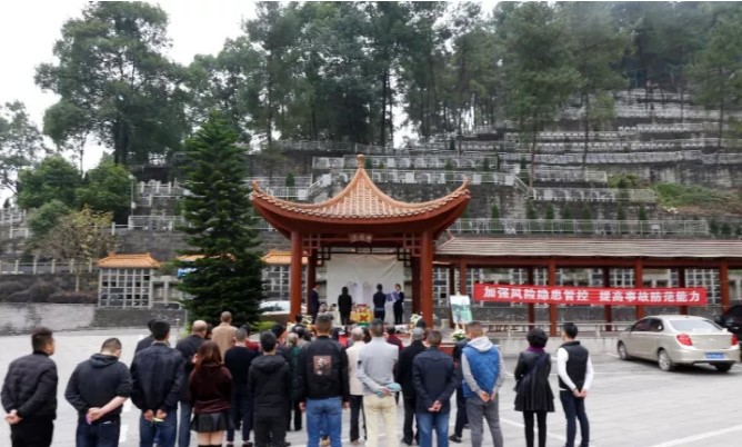 龙居山陵园进行的个性化告别追思，灵骨奉安仪式。